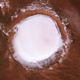 Imagen para el artículo titulado Vuela sobre este cráter de Marte cubierto de nieve con un vídeo creado con imágenes reales de la sonda Mars Express